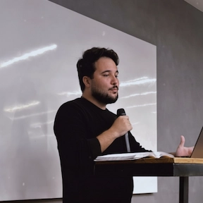 Thiago Pimenta em reunião de marketing